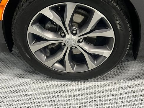 Used 2017 Chrysler Pacifica Limited w/ UConnect Theater Package FWD image 9