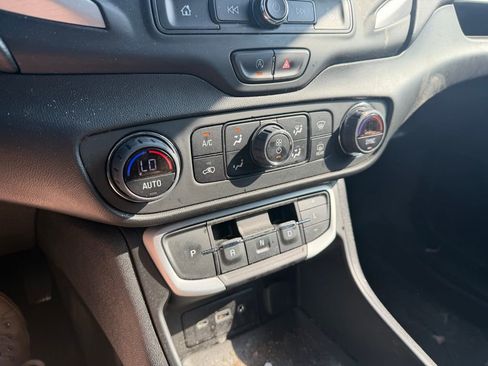 Used 2022 GMC Terrain SLE w/ Driver Convenience Package image 16