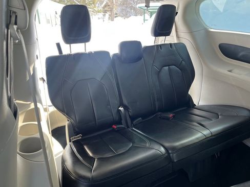 Used 2023 Chrysler Pacifica Touring-L image 41