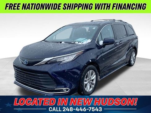 Used 2022 Toyota Sienna XLE w/ XLE Plus Package image 1