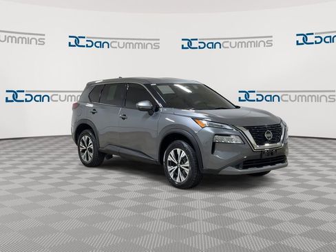 Used 2021 Nissan Rogue SV image 3