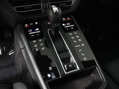 Certified 2026 Porsche Macan AWD/4WD image 18