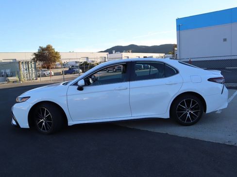 Used 2021 Toyota Camry SE image 15