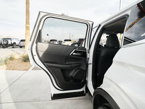 Used 2024 Mitsubishi Outlander SE image 18