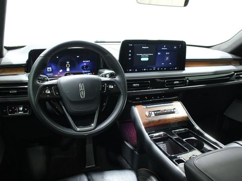 Used 2025 Lincoln Aviator Black Label AWD/4WD image 2