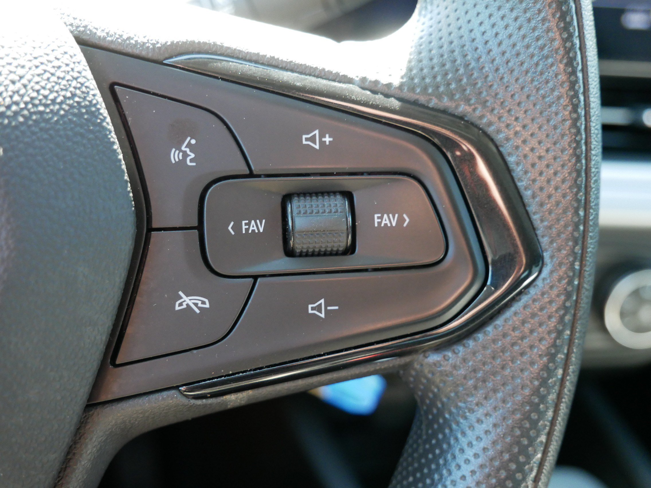 Used 2025 Chevrolet Trax LS w/ LS Convenience Package FWD image 28