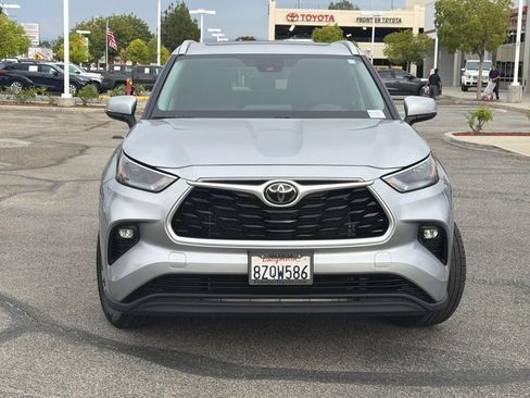 Used 2022 Toyota Highlander XLE FWD image 2