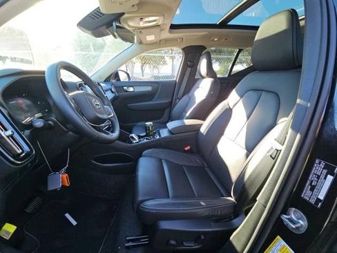 Used 2025 Volvo XC40 B5 Plus AWD/4WD image 7