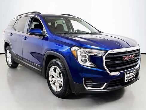Used 2022 GMC Terrain SLE w/ Driver Convenience Package image 3