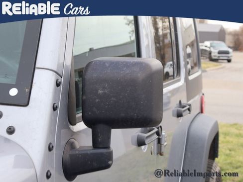 Used 2015 Jeep Wrangler Unlimited Rubicon w/ Connectivity Group image 13