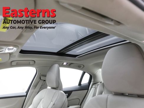 Used 2022 Volvo S60 B5 Momentum image 34