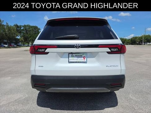 Used 2024 Toyota Grand Highlander AWD image 4