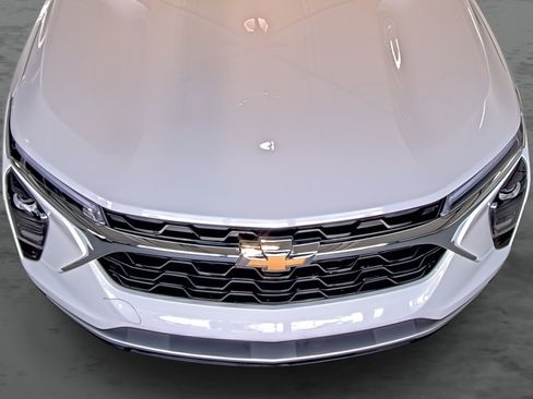 Used 2025 Chevrolet Trax LT w/ Driver Confidence Package image 18