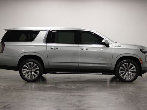 Used 2025 Chevrolet Suburban High Country AWD/4WD image 9