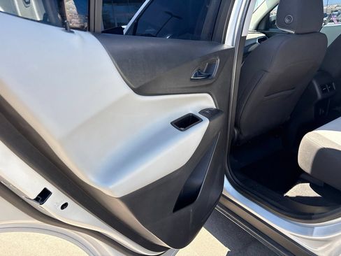 Used 2020 Chevrolet Equinox LS FWD image 6