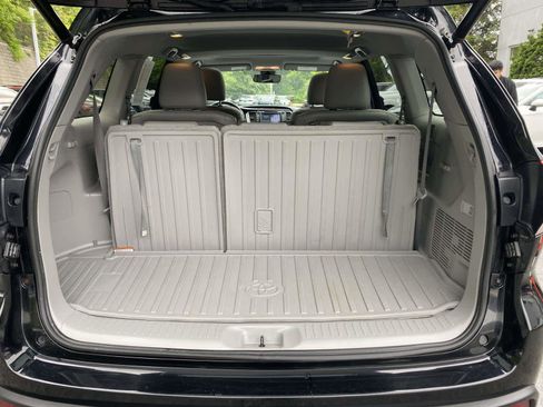 Used 2019 Toyota Highlander XLE AWD/4WD image 28