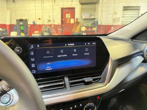 Used 2025 Chevrolet Trax LT w/ LT Convenience Package image 22