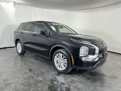 Used 2023 Mitsubishi Outlander ES image 3
