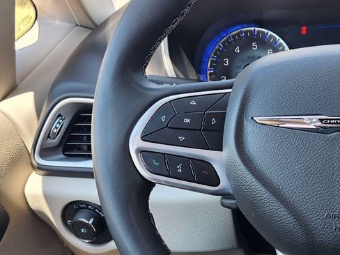 Used 2024 Chrysler Pacifica Touring-L FWD image 26