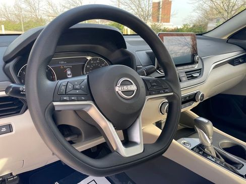 Used 2025 Nissan Altima 2.5 SV image 16