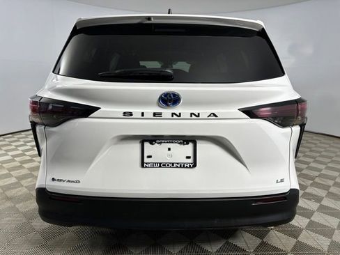 Used 2025 Toyota Sienna LE AWD/4WD image 6
