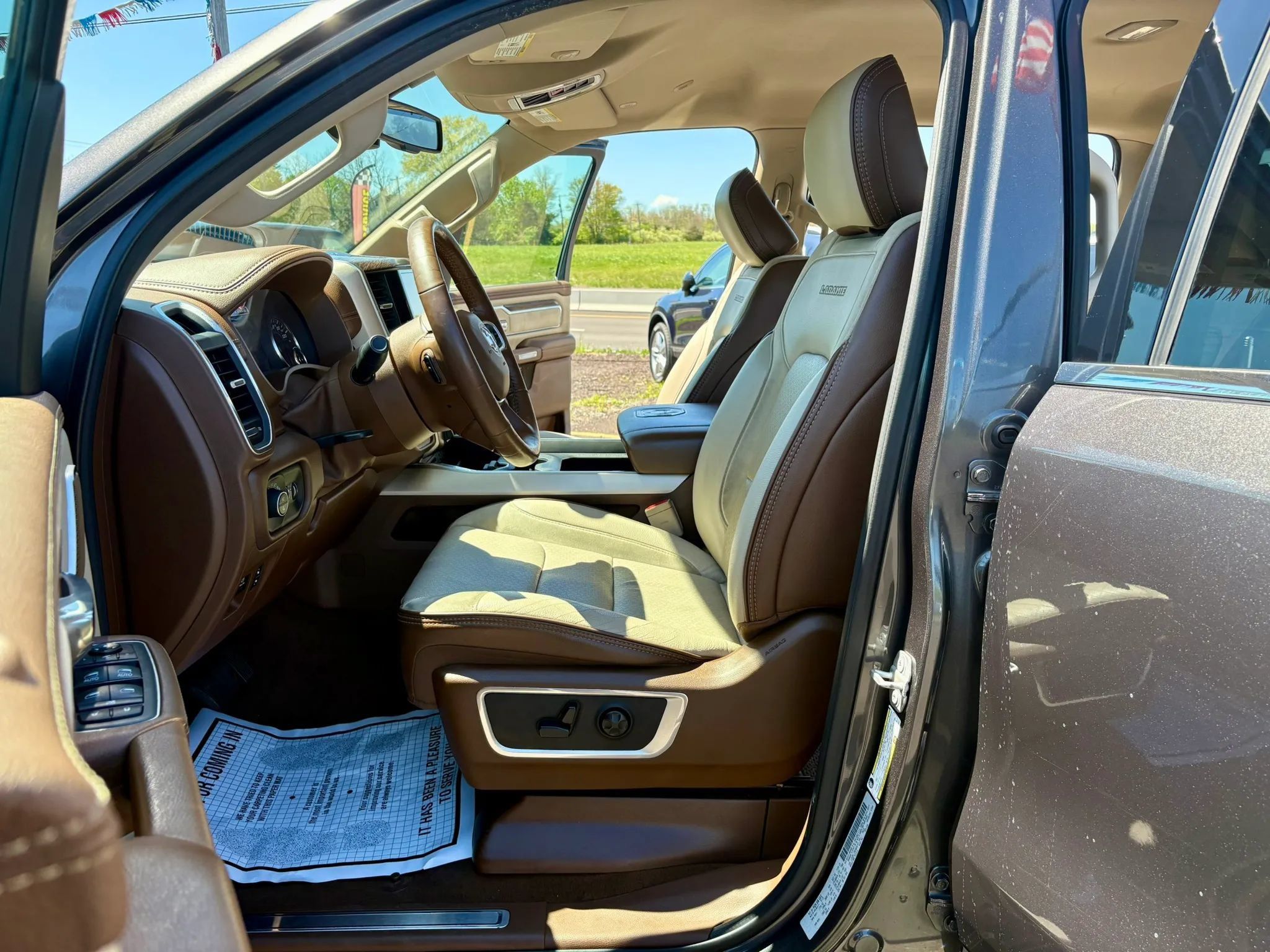 Used 2019 RAM 1500 Laramie AWD/4WD image 15
