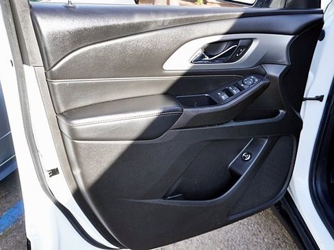 Used 2021 Chevrolet Traverse LT image 22