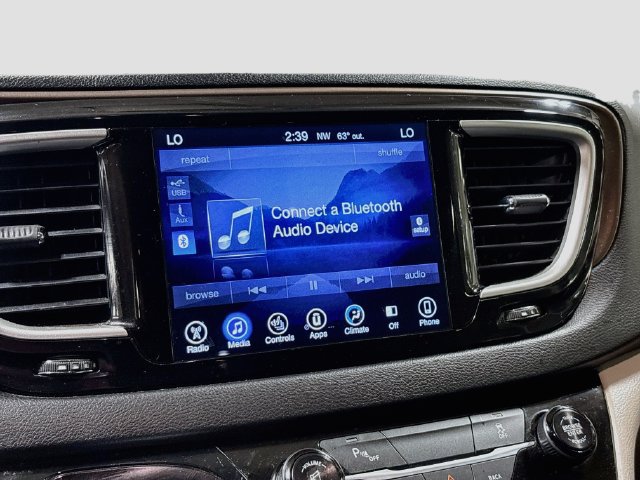 Used 2017 Chrysler Pacifica Touring-L FWD image 15