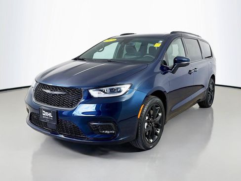 Used 2023 Chrysler Pacifica Touring-L w/ S Appearance Package AWD/4WD image 4