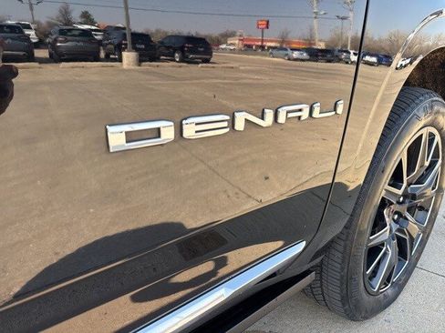 Used 2024 GMC Yukon Denali w/ Advanced Technology Package image 8