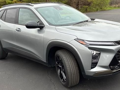 Used 2025 Chevrolet Trax ACTIV w/ Sunroof Package image 2