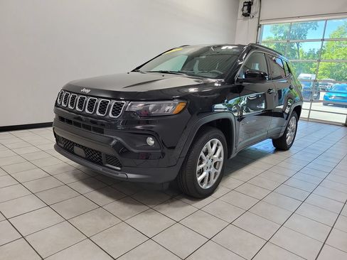 Used 2024 Jeep Compass Latitude AWD/4WD image 8
