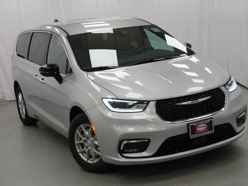 New 2026 Chrysler Pacifica Select image 8