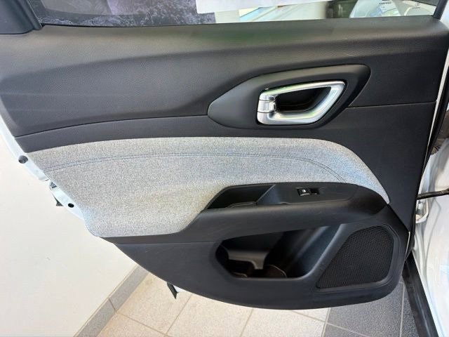 Used 2024 Jeep Compass Latitude AWD/4WD image 11