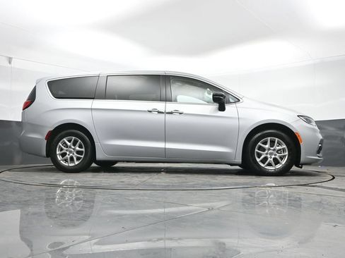 Used 2024 Chrysler Pacifica Touring-L FWD image 24