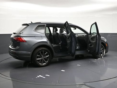 Used 2022 Volkswagen Tiguan SE AWD/4WD image 32