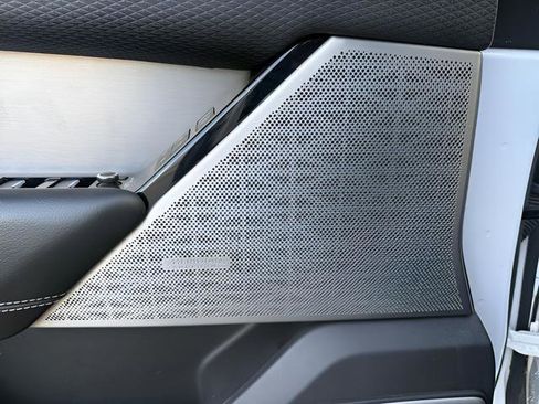 Used 2019 Land Rover Range Rover Velar R-Dynamic SE image 11