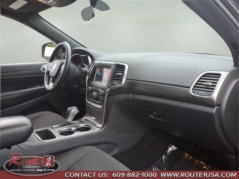 Used 2019 Jeep Grand Cherokee Laredo AWD/4WD image 12
