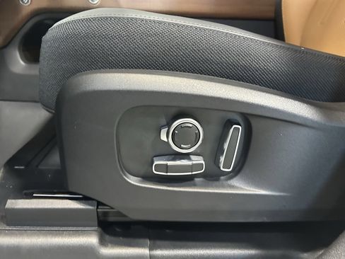 Used 2024 Land Rover Defender 130 X image 32