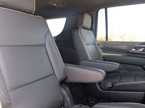 Used 2022 GMC Yukon XL SLT w/ SLT Premium Package image 32