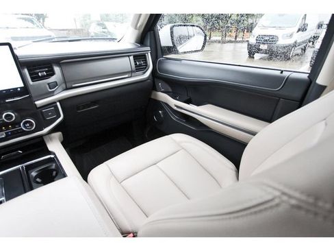 Used 2023 Ford Expedition XLT RWD image 9