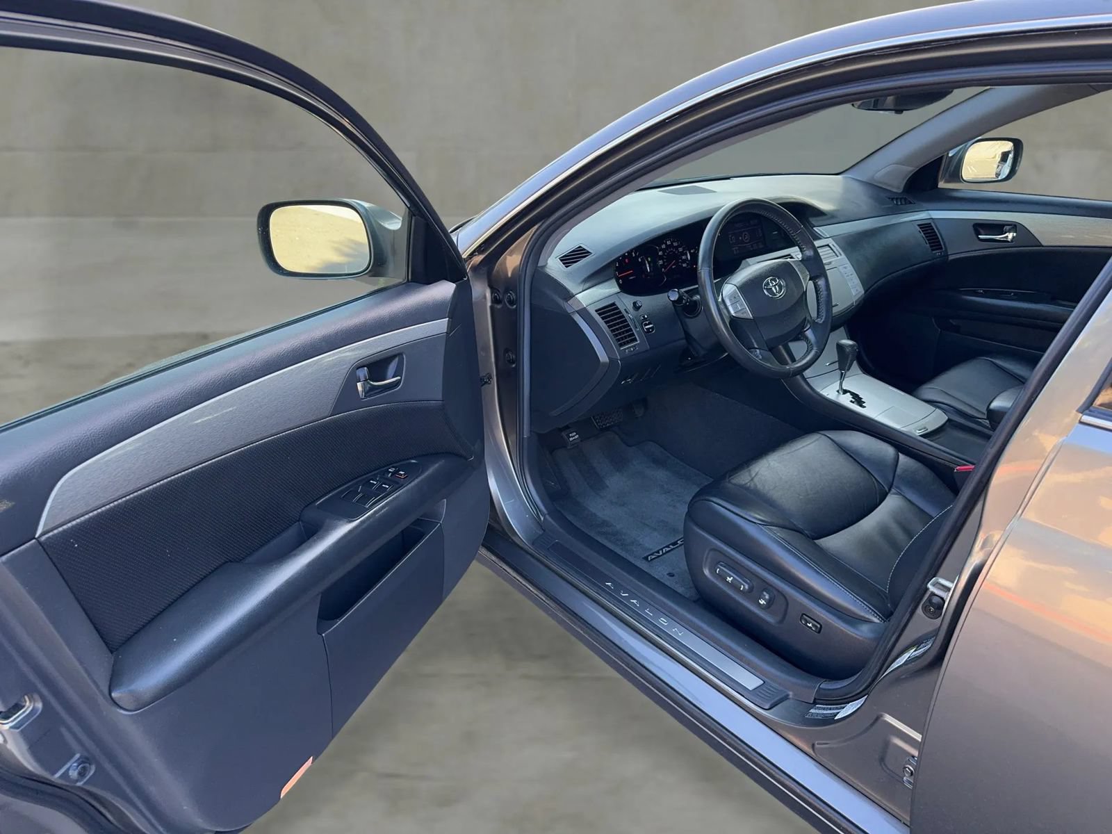 Used 2005 Toyota Avalon Touring FWD image 11