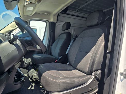 Used 2024 RAM ProMaster 2500 w/ Convenience Group FWD image 3
