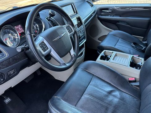 Used 2013 Chrysler Town & Country Touring FWD image 10