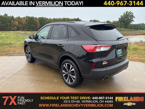 Used 2022 Ford Escape SE w/ SE Sport Appearance Package image 3