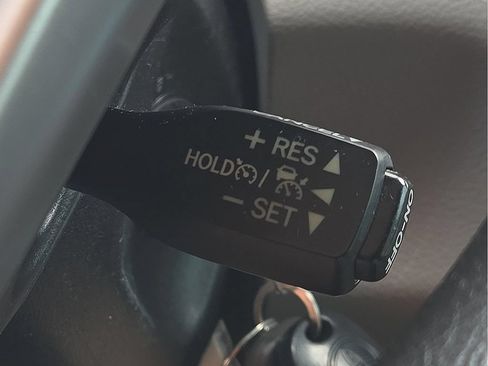 Used 2018 Toyota Sienna L w/ Carpet Mat Package FWD image 16