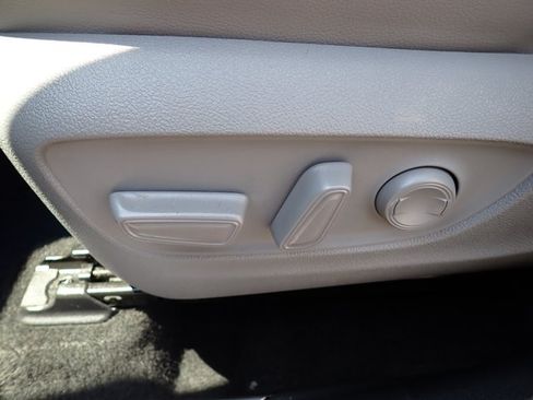 Used 2024 Toyota Highlander XLE AWD/4WD image 15