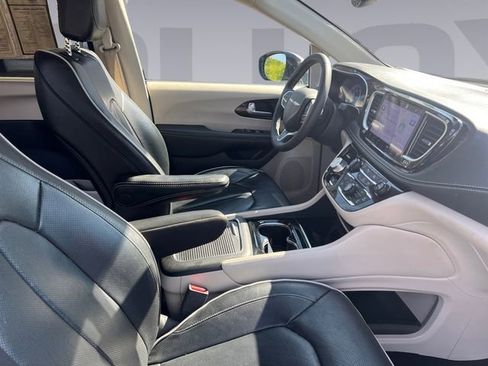 Used 2023 Chrysler Pacifica Limited image 17