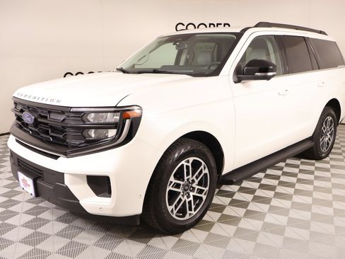 Used 2025 Ford Expedition Active AWD/4WD image 12