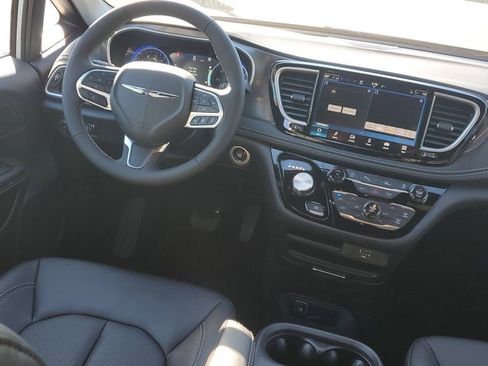 New 2026 Chrysler Pacifica Select image 12